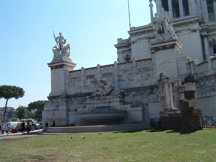 Piazza-Fountain 1.JPG